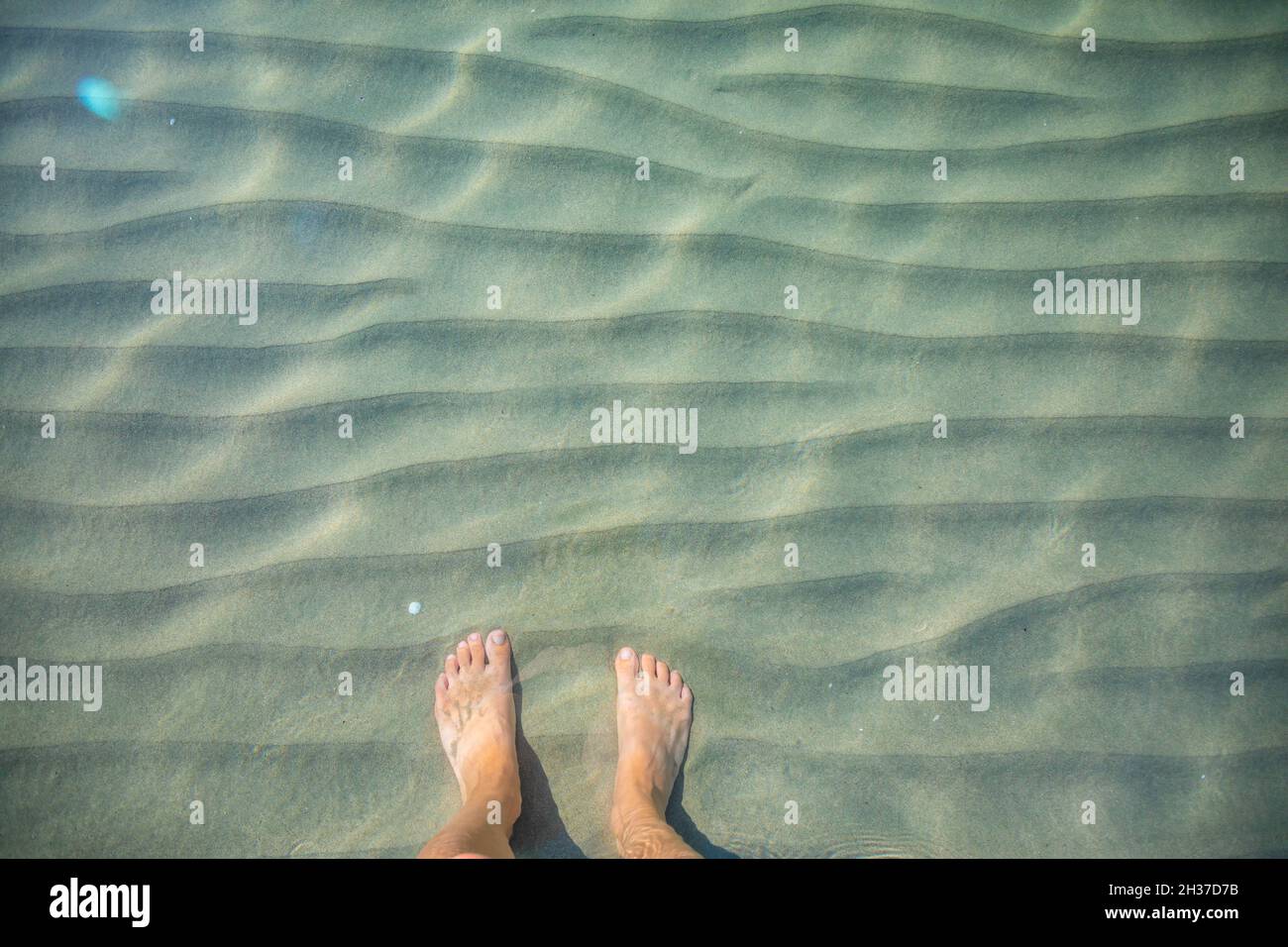 Blick von oben auf die weiblichen Fuß unter Wasser. Stockfoto