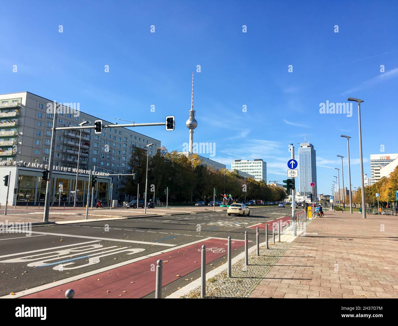 BERLIN, DEUTSCHLAND - 24. OKTOBER 2021: Karl-Marx-Allee an einem Sonntag ohne Verkehr. Alexanderplatz mit dem berühmten Fernsehturm im Hintergrund o Stockfoto