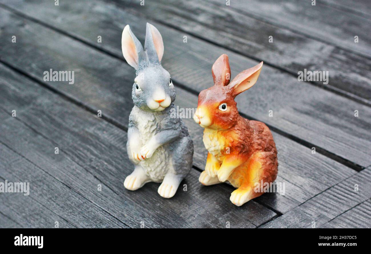 Keramik-Hase-Spielzeug auf einem Holzboden Stockfoto