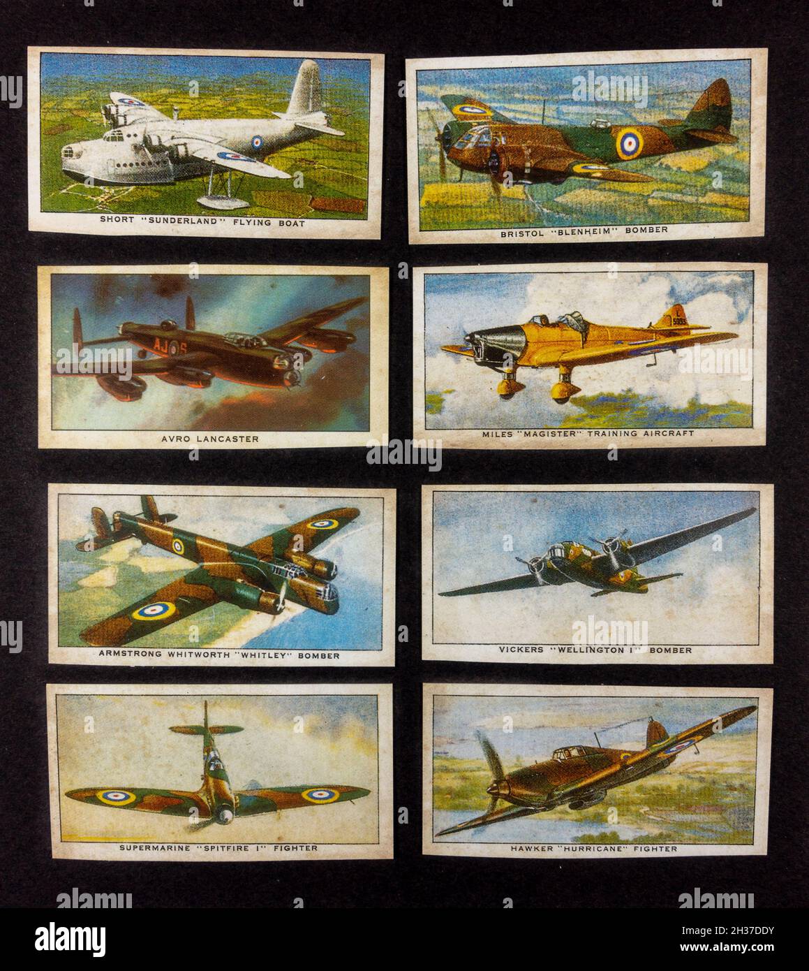 Replik-Zigarettenkarten, die verschiedene historische RAF-Flugzeuge aus einem RAF-bezogenen Erinnerungsstück zeigen. Stockfoto