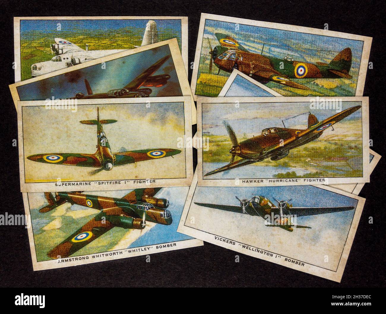 Replik-Zigarettenkarten, die verschiedene historische RAF-Flugzeuge aus einem RAF-bezogenen Erinnerungsstück zeigen. Stockfoto