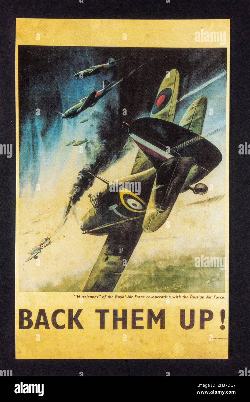 Replik-Propaganda-Poster des Zweiten Weltkriegs „Back Them Up!“ Zeigt die Hurricanes der RAF, die die russische Luftwaffe unterstützen, aus einem Erinnerungsstück der RAF. Stockfoto