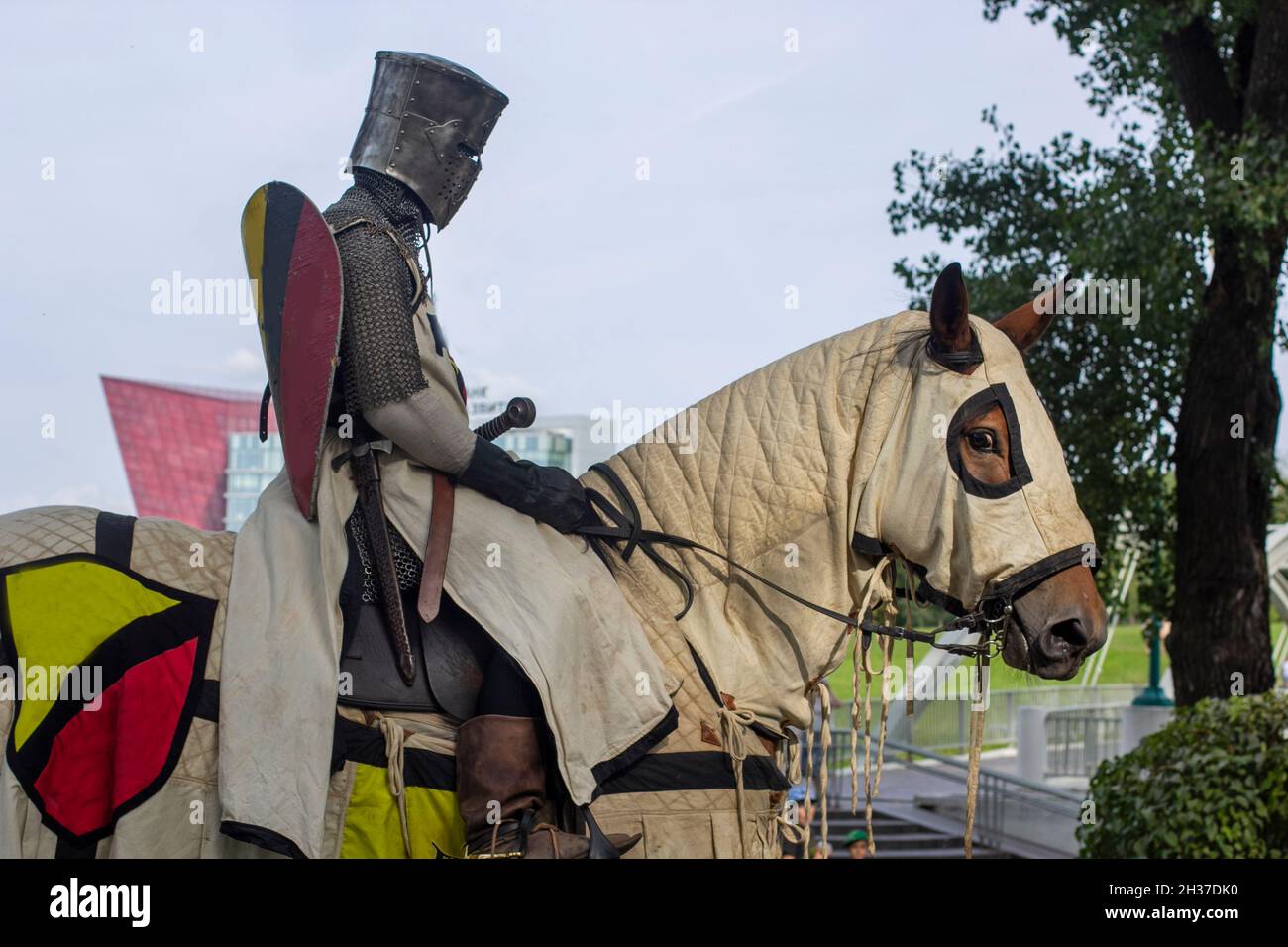 Stadtfest in Europa. Gepanzerter Ritter auf dem Pferderücken. Stockfoto