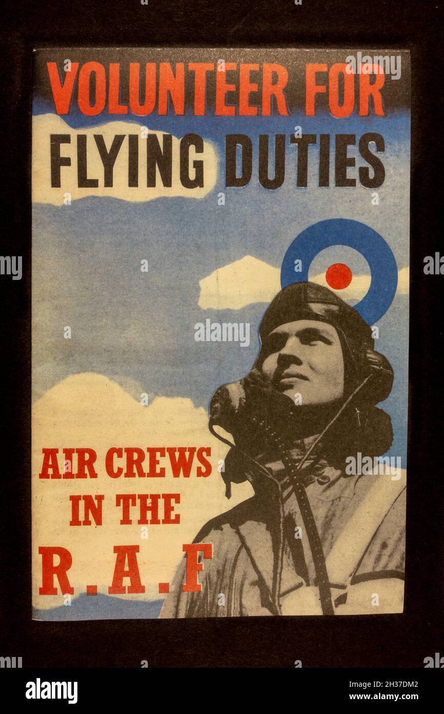 Nachbildung des 2. Weltkriegs-Booklet „Volunteer for Flying Ofties“, das nach einer freiwilligen RAF-Luftbesatzung aus einem RAF-bezogenen Erinnerungsstück sucht. Stockfoto
