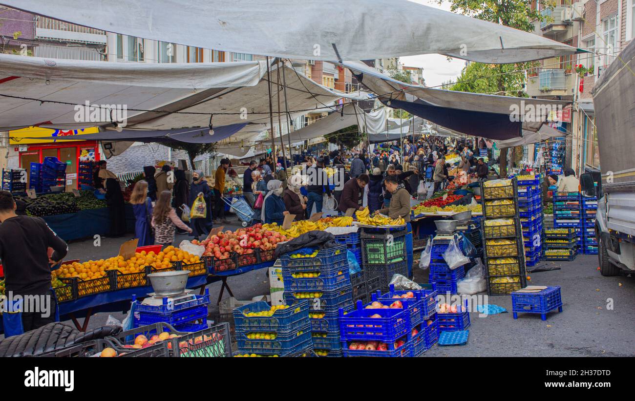 Fatih, Istanbul, Türkei-Oktober-Mittwoch-2021: Nachbarschaftsmarkt. Die Leute kaufen ein. Auf Türkisch als „Carsamba Pazari“ bekannt Stockfoto