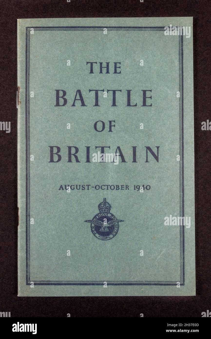 Frontcover einer Nachbildung des Heftes des Informationsministeriums der Schlacht von Großbritannien von 1941, in einem Erinnerungsbuch zu RAF. Stockfoto