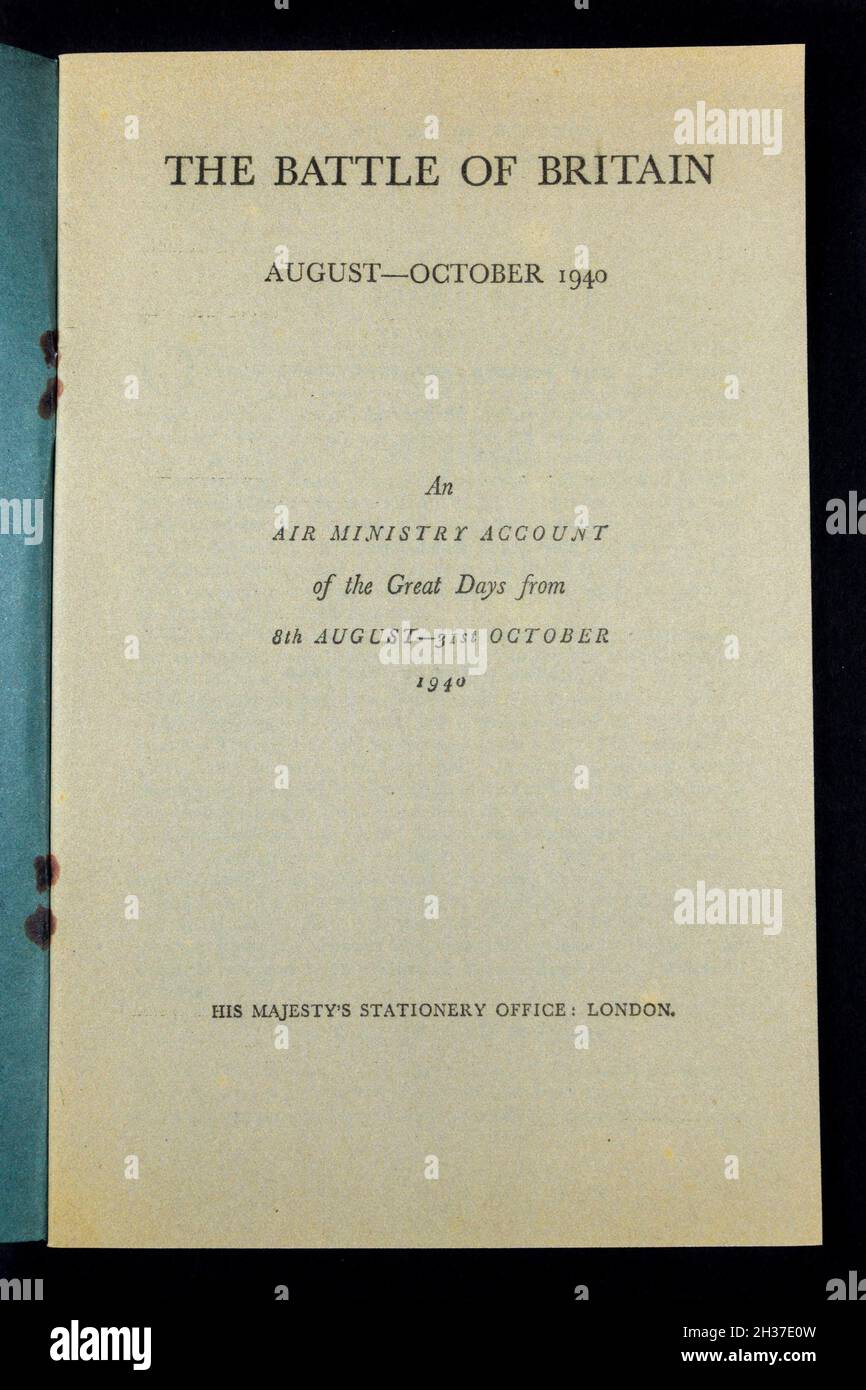 Nachbildung der Broschüre des Informationsministeriums der Schlacht von Großbritannien von 1941, in einem Erinnerungsbuch zu RAF. Stockfoto