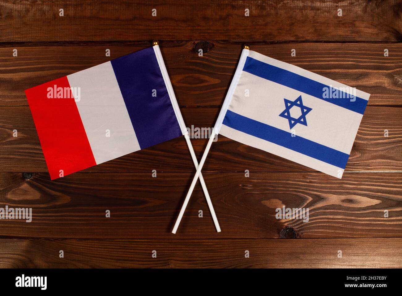 Die französische und die israelische Flagge kreuzen sich. Frankreich gegen Israel Stockfoto