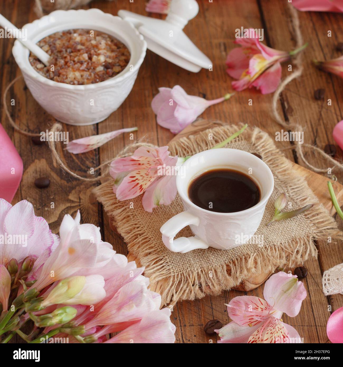 Frühstück mit Kaffee und Keksen aus nächster Nähe auf einem Holztisch Stockfoto