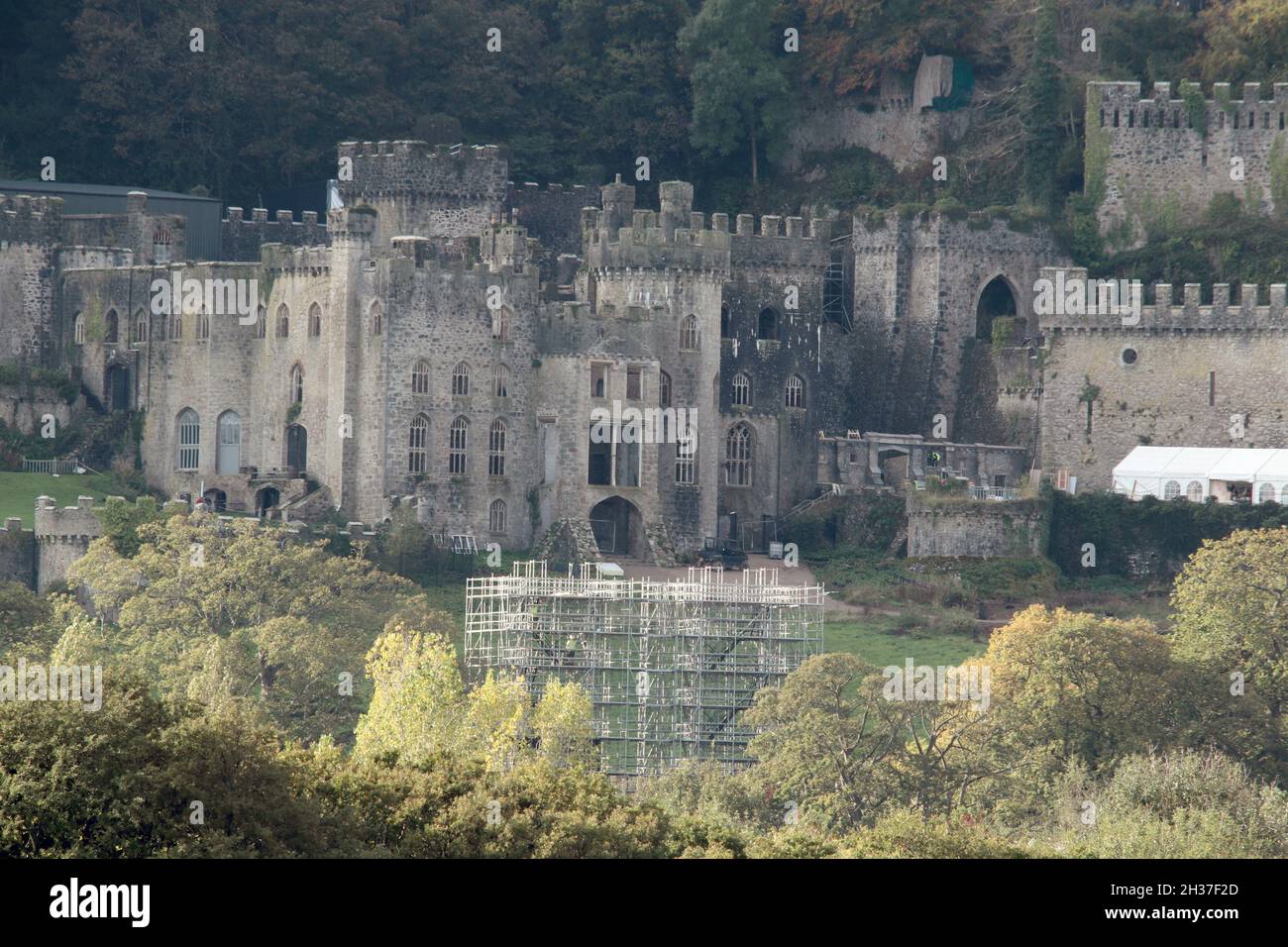 Gwrych Castle Wales. Neue Fotos zeigen, dass die Vorbereitungen für die kommende Serie von I' a Celebrity 2021 auf Schloss Gwrych bereits in vollem Gange sind Stockfoto