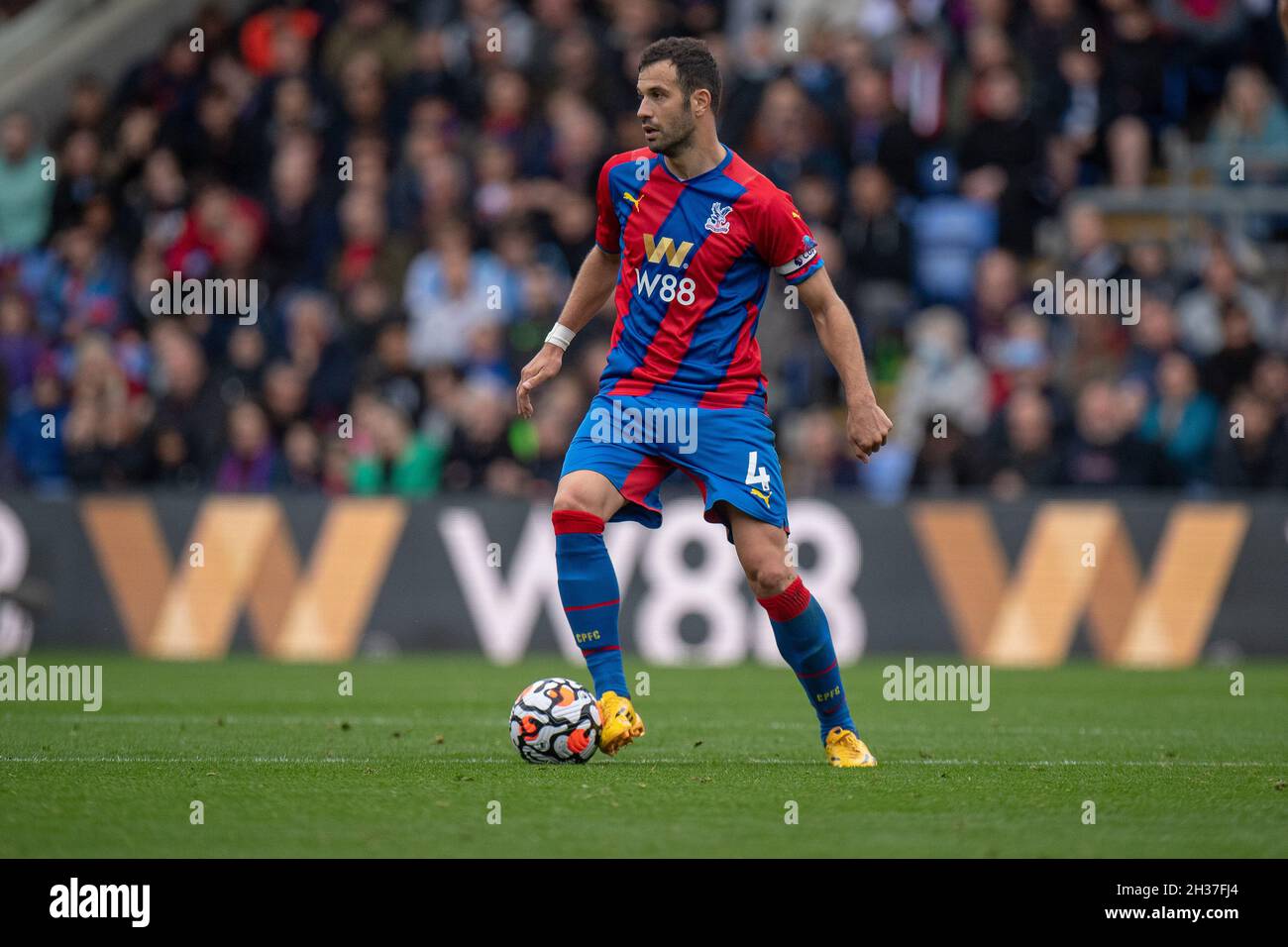 LONDON, ENGLAND - 23. OKTOBER: Luka Milivojevic von Crystal Palace während des Premier League-Spiels zwischen Crystal Palace und Newcastle United in Selhur Stockfoto