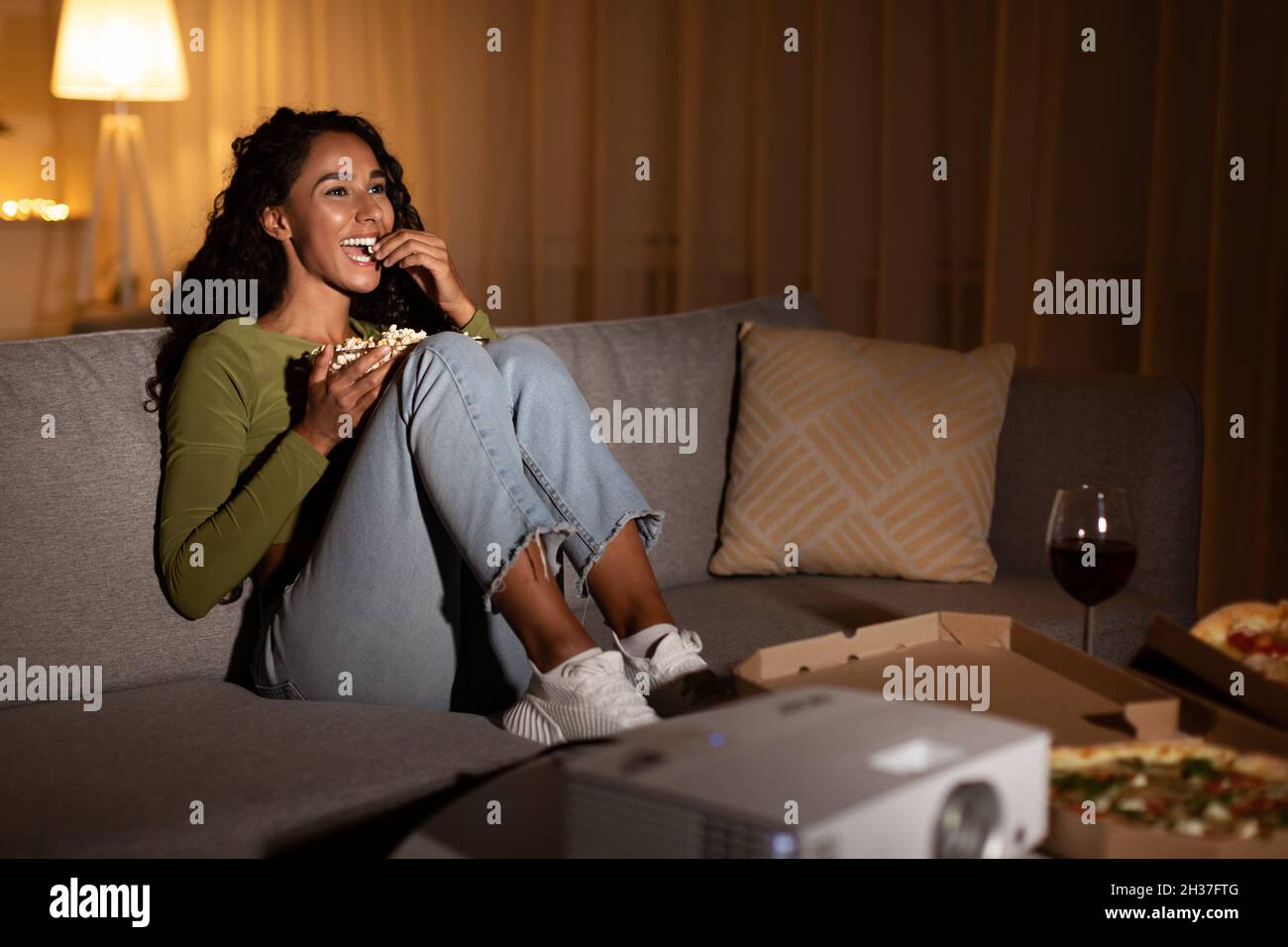 Millennial Lady Beim Film Genießen Abend Entspannen Zu Hause Stockfoto