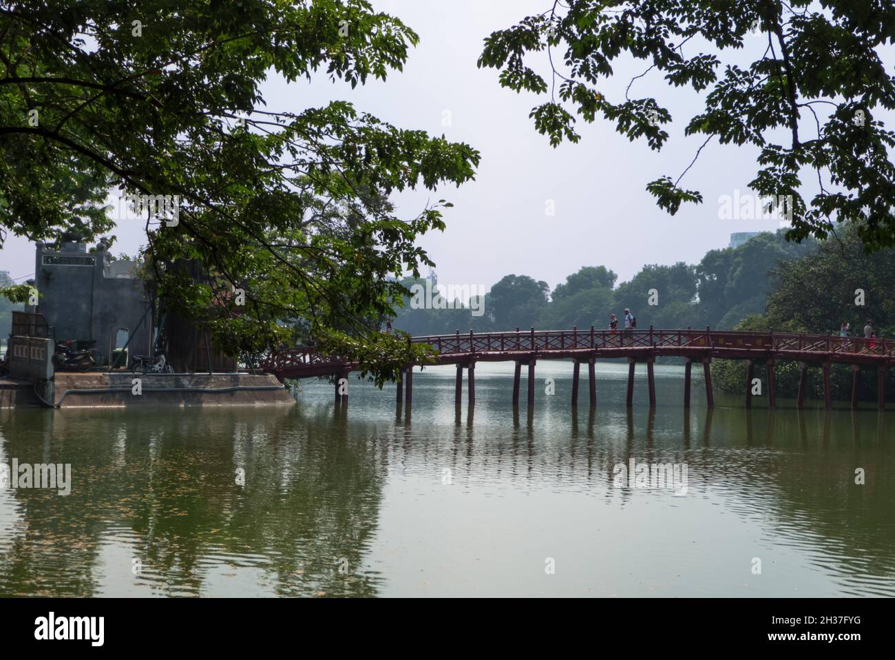 Thê Húc-Brücke (einladende Morgensonnenlichtbrücke), die Zugang zu Đền Ngọc Sơn (Tempel des Jade-Berges), Hoàn Kiếm-See, Hanoi, Vietnam gibt Stockfoto