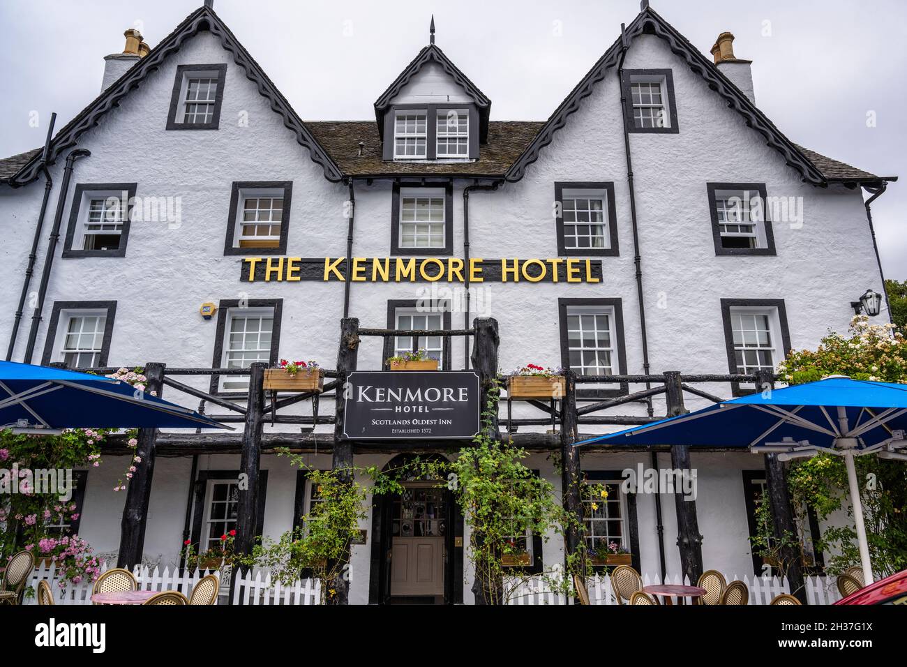 Das Kenmore Hotel, das als das älteste Hotel in Schottland gilt, befindet sich im malerischen Dorf Kenmore in Highland Perthshire, Schottland, Großbritannien Stockfoto