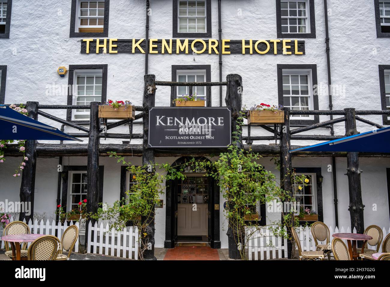 Das Kenmore Hotel, das als das älteste Hotel in Schottland gilt, befindet sich im malerischen Dorf Kenmore in Highland Perthshire, Schottland, Großbritannien Stockfoto