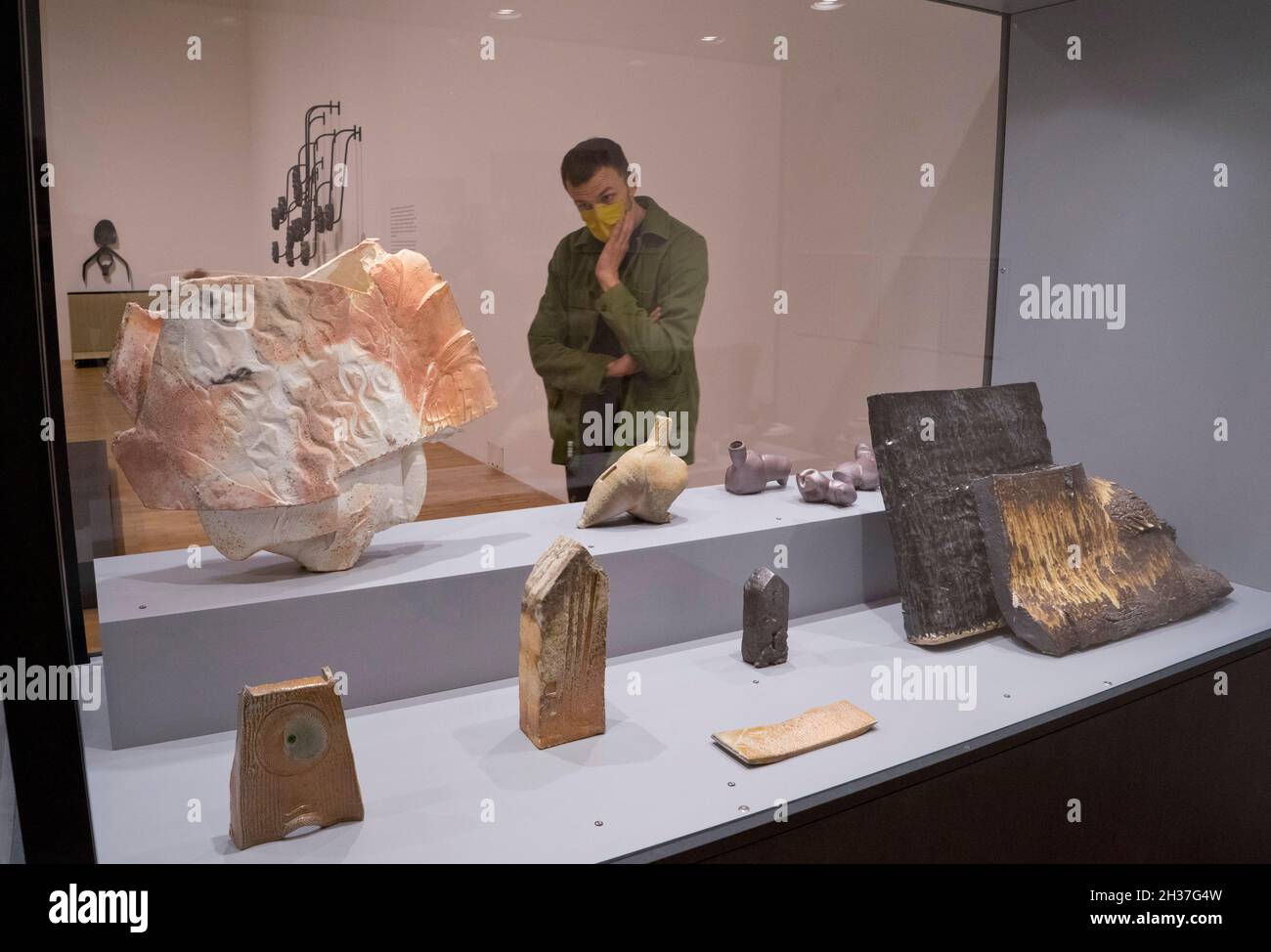 Besucher einer Kunstausstellung in der Whitechapel Gallery, London, England, Großbritannien Stockfoto