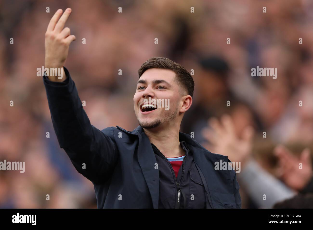 West Ham United-Fan-Gesten auf die Listung Tottenham Hotspur-Fans - West Ham United gegen Tottenham Hotspur, Premier League, London Stadium, London, UK - 24. Oktober 2021 nur zur redaktionellen Verwendung - es gelten DataCo-Einschränkungen Stockfoto