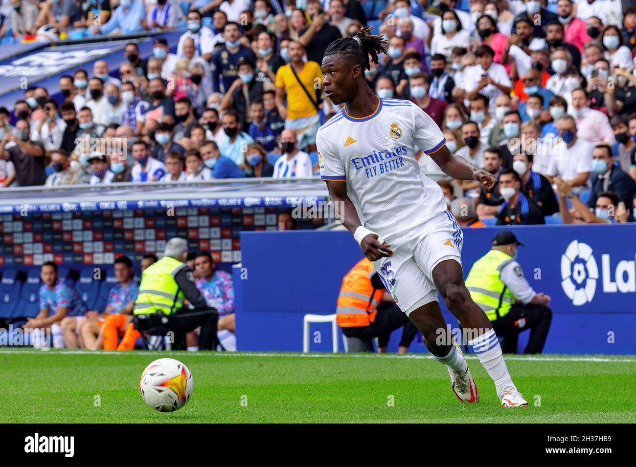 BARCELONA - Okt 3: Eduardo Camavinga in Aktion während des La Liga-Spiels zwischen RCD Espanyol und Real Madrid CF am 3. Oktober 2021 im RCDE-Stadion Stockfoto