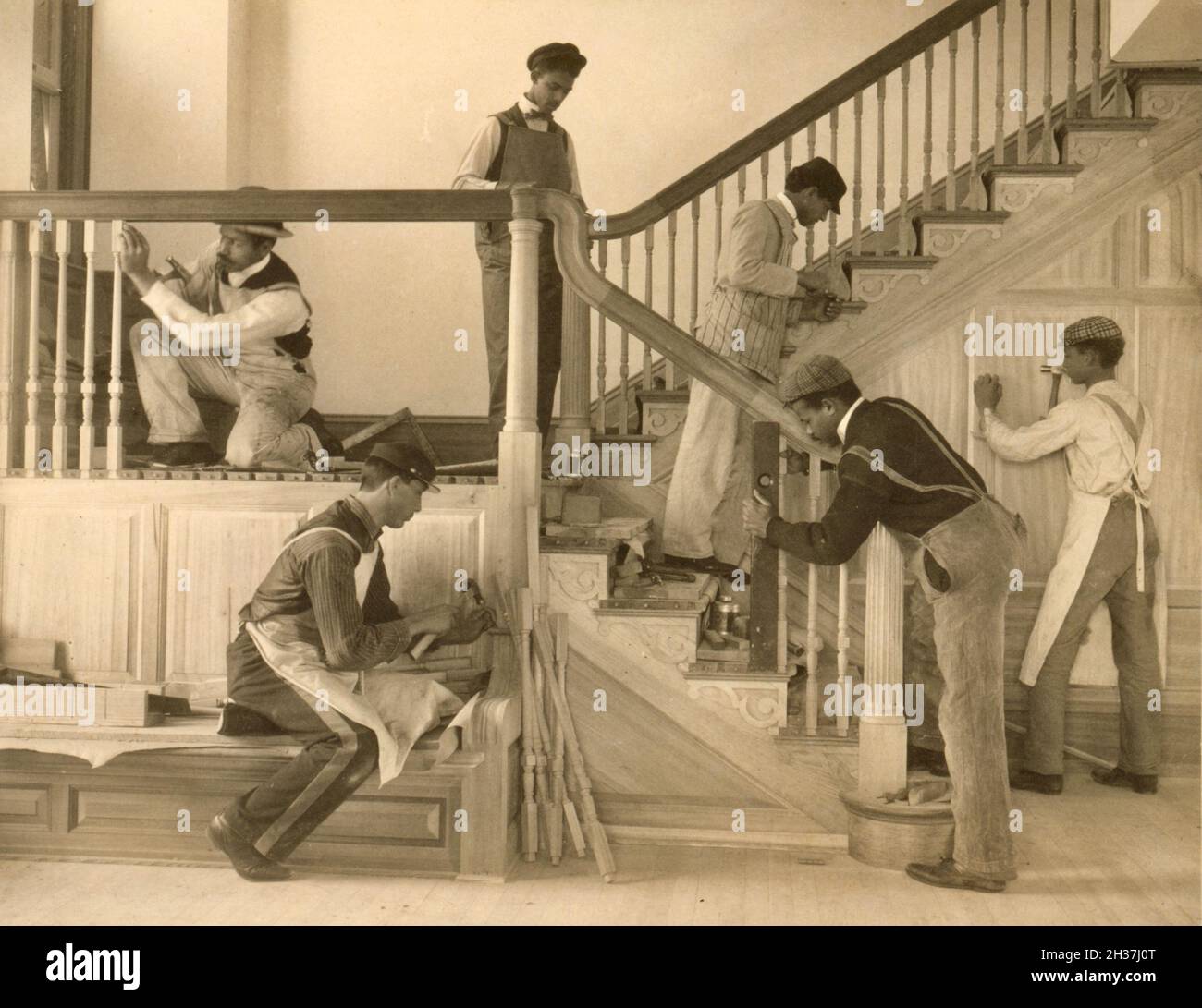 Frances Benjamin Johnston Vintage Photography - Studenten, die an einem Haus arbeiten Stockfoto