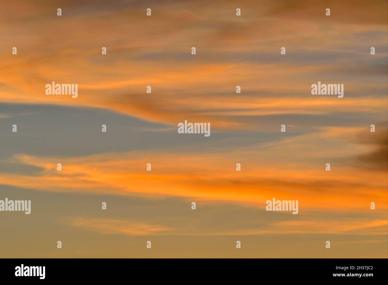 Rötliche Hintergründe des Himmels bei Sonnenuntergang Stockfoto