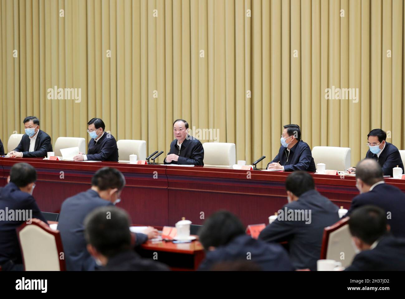 Peking, China. Oktober 2021. Huang Kunming, Mitglied des Politbüros des Zentralkomitees der Kommunistischen Partei Chinas (KPCh) und Leiter der Abteilung für Öffentlichkeitsarbeit des Zentralkomitees der KPCh, spricht auf einem Symposium zum 100. Jahrestag der Gründung des Volksverlags in Peking, der Hauptstadt Chinas, am 26. Oktober, 2021. Quelle: Ding Haitao/Xinhua/Alamy Live News Stockfoto