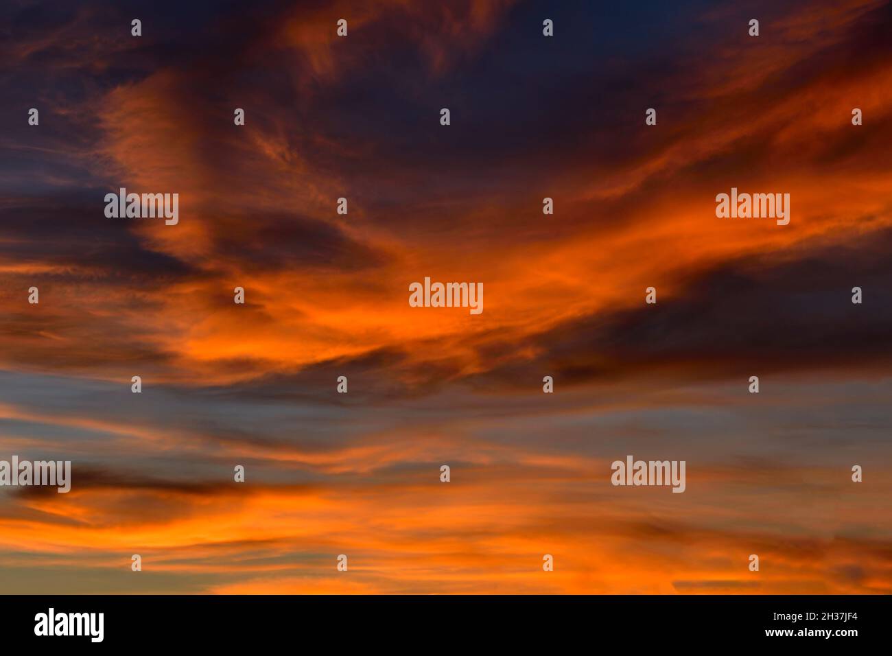 Rötliche Hintergründe des Himmels bei Sonnenuntergang Stockfoto