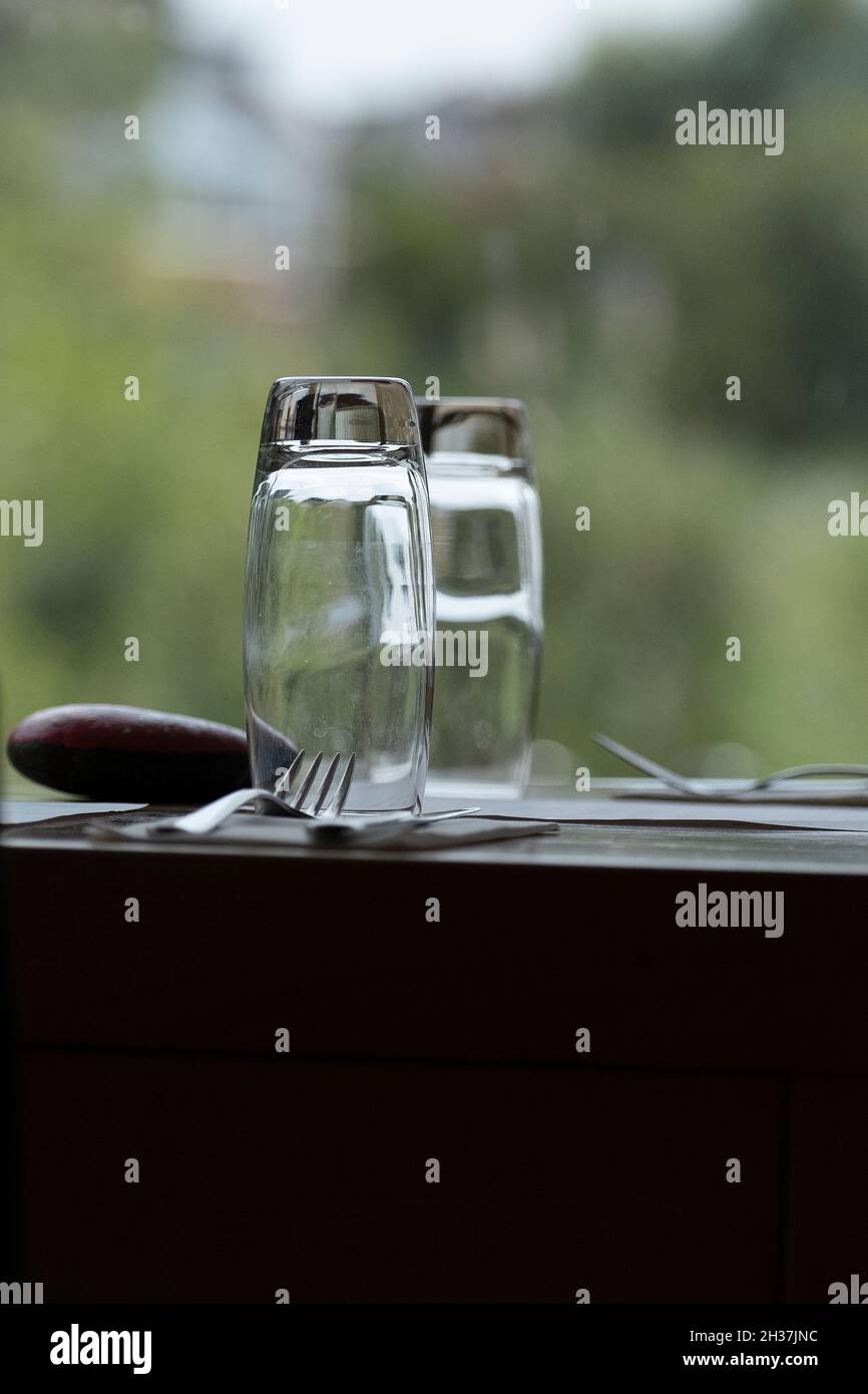 Gläser auf einem Tischset für eine Mahlzeit in einem Restaurant. Stockfoto