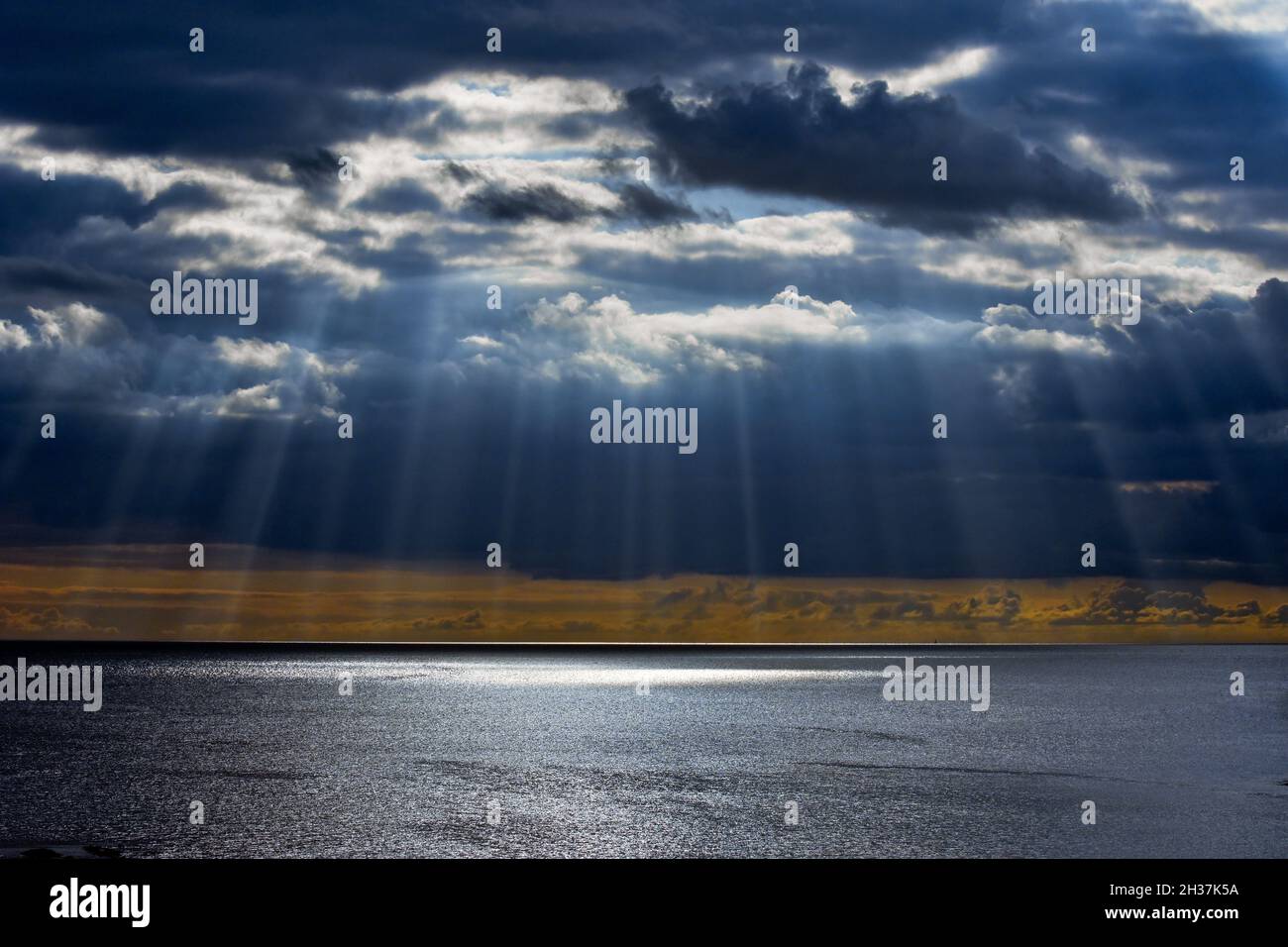 Atemberaubende Sonnenstrahlen brechen durch Sturmwolken in South Devon, Großbritannien Stockfoto