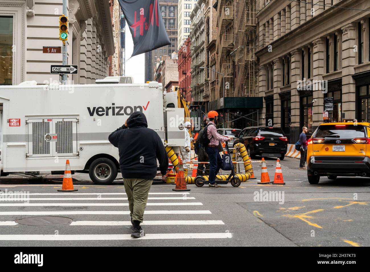 Fußgänger passieren am Mittwoch, den 6. Oktober 2021, einen Verizon-Lastwagen im Viertel Flatiron in New York. (© Richard B. Levine) Stockfoto