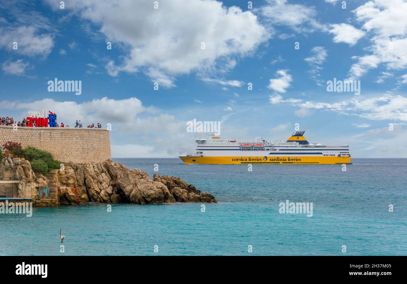 Nizza, Frankreich - 16. Juli 2018: Mega Express Four, Passagierschiff der Reederei Corsica Ferries Sardinia Ferries, Ankunft im Hafen von Nizza Stockfoto
