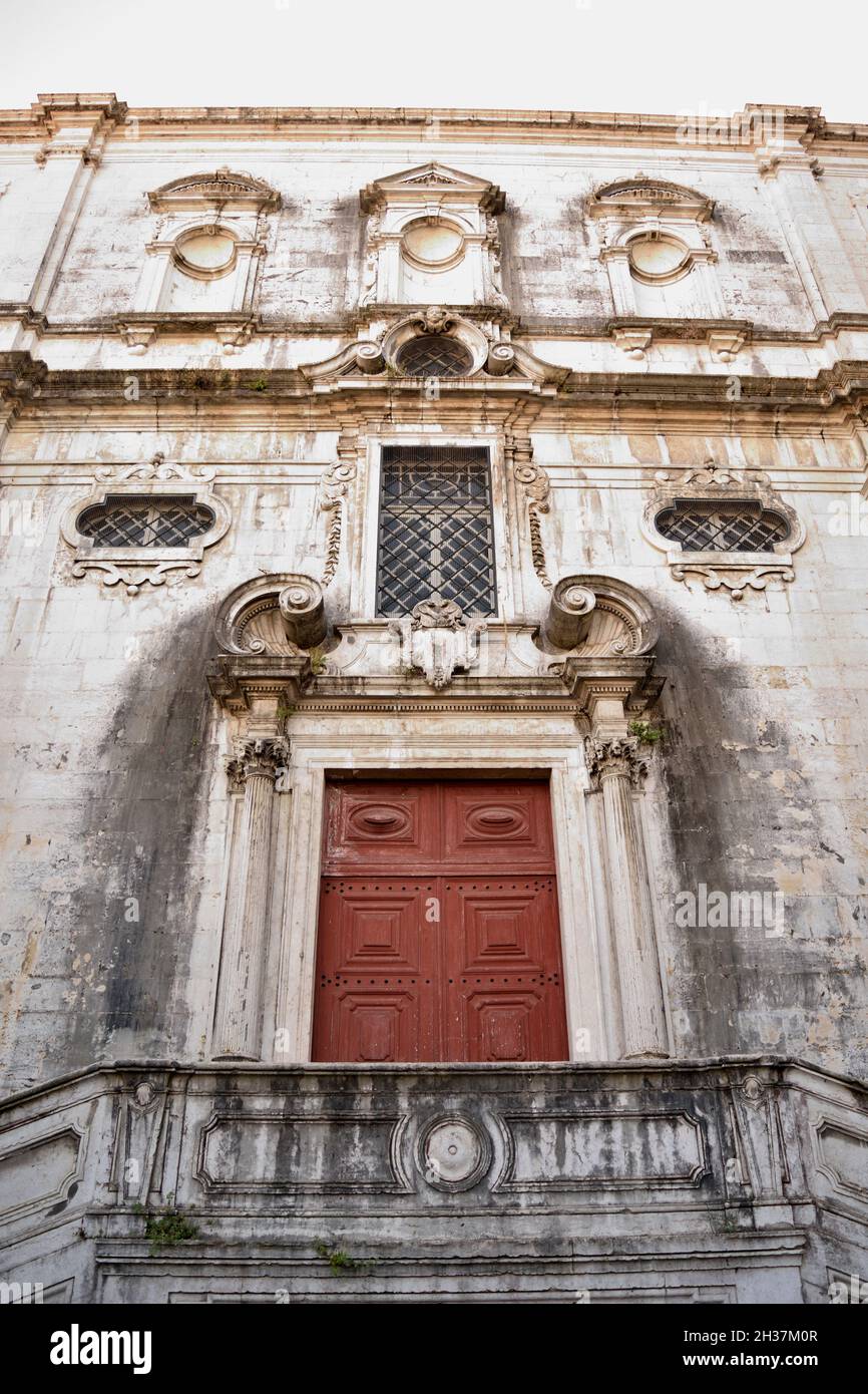 Rote Backsteinfarbe Kirchentür Stockfoto