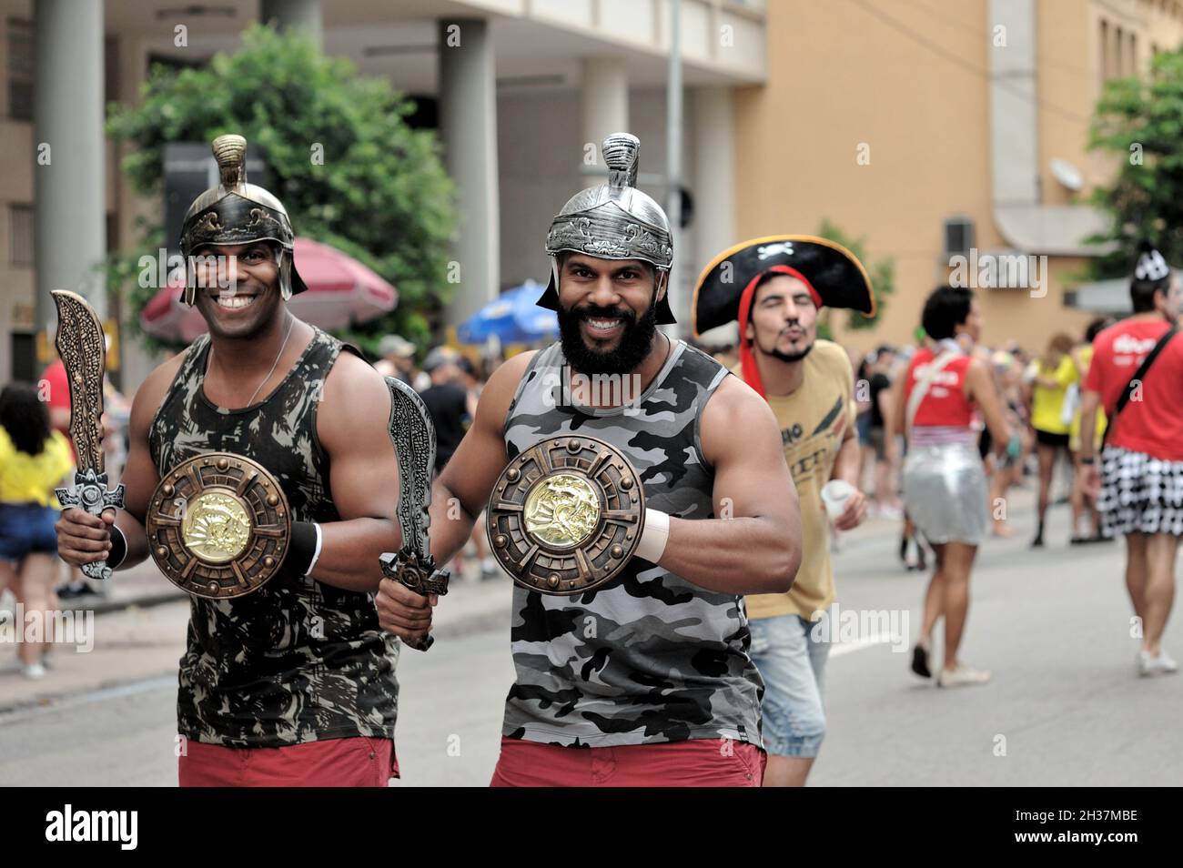 Südamerika, Brasilien - 22. Februar 2020: Freunde, die als Gladiatoren verkleidet sind, treten während einer Karnevalsparade in der Innenstadt von Rio de Janeiro auf. Stockfoto