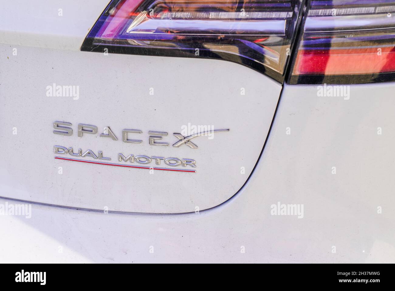 Bordeaux , Aquitaine France - 10 15 2021 : Tesla Logo Marke und Text Zeichen Dual-Motor SpaceX hinten von Auto Elektrofahrzeug Stockfoto