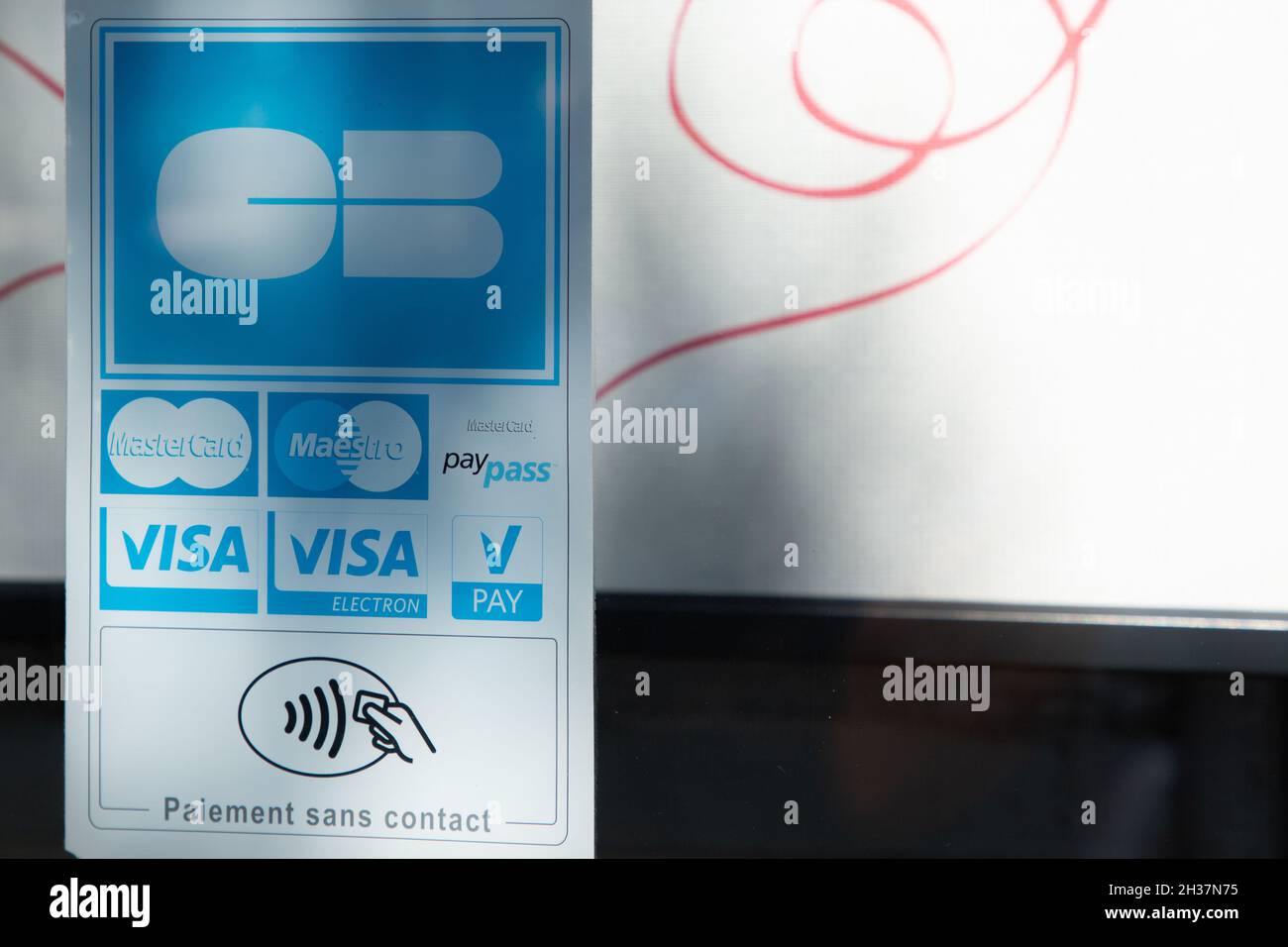 Bordeaux , Aquitaine France - 10 15 2021 : CB mastercard Visa maestro paypass Electron Pay sign Logo des Shops Akzeptierte Kreditkarten werden vorne angezeigt Stockfoto