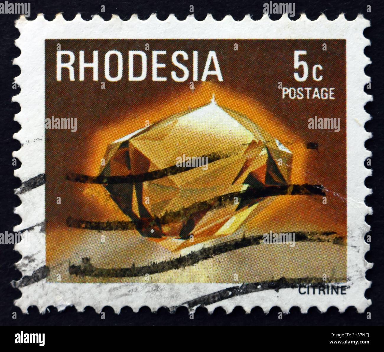 RHODESIEN - UM 1978: Eine in Rhodesien gedruckte Marke zeigt Citrin, gelbe Quarzsorte, Mineral aus Rhodesien, um 1978 Stockfoto