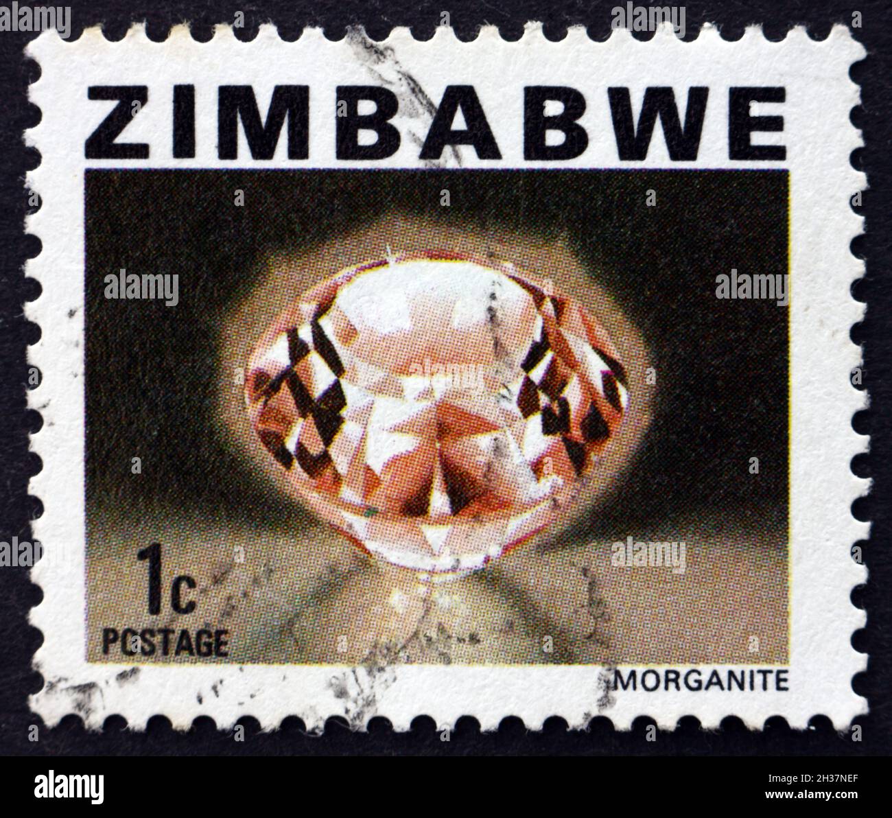SIMBABWE - UM 1980: Eine in Simbabwe gedruckte Marke zeigt Morganit, eine Sorte von Beryl, Mineral aus Rhodesien, um 1980 Stockfoto