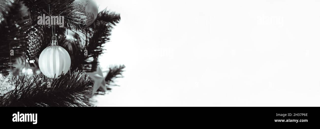 Silberne weiße Kugel auf geschmücktem Weihnachtsbaum. Breites Panorama-Banner mit Platz zum Kopieren Stockfoto