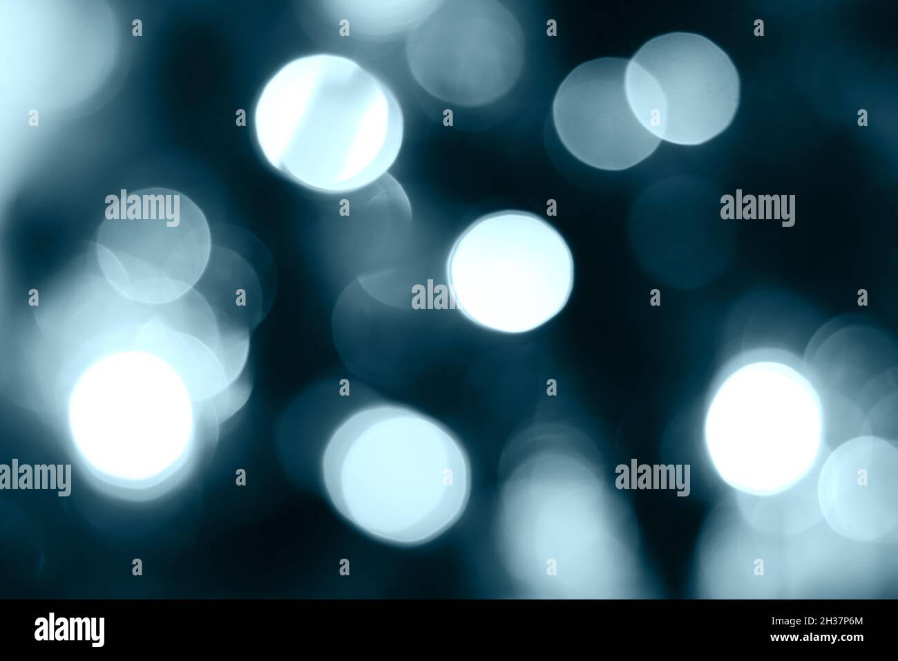 Verschwommener hellblauer Hintergrund. Abstraktes Bokeh mit sanftem Licht. Trendige Farben Stockfoto