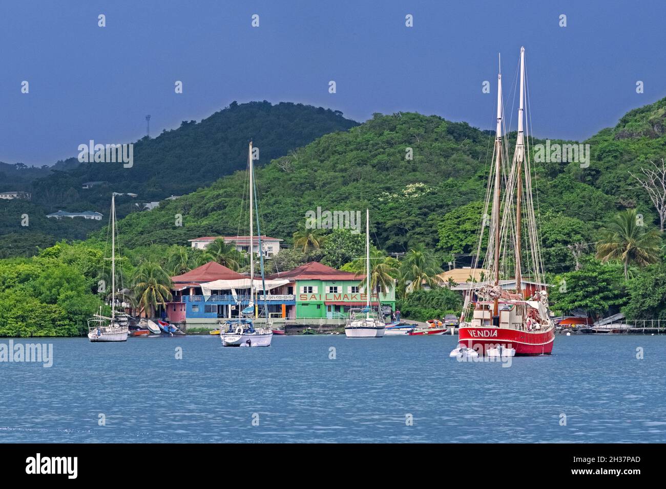 Segelboote / Segelboote warten auf das Ende der Hurrikansaison in Woburn Bay, Saint George auf der Insel Grenada in der Karibik Stockfoto
