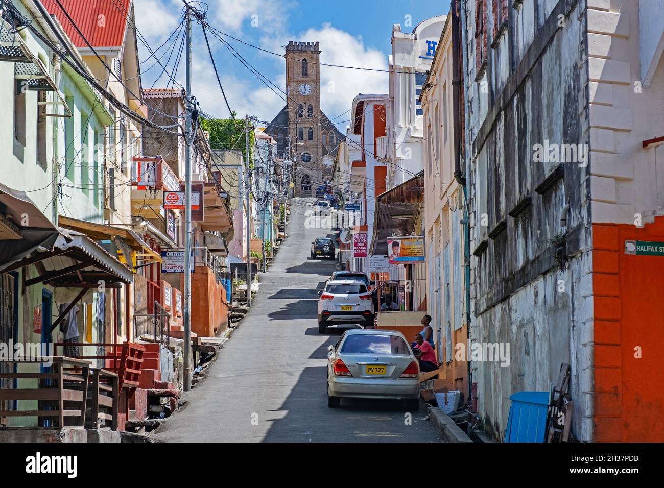 Straße mit Geschäften und der römisch-katholischen Kathedrale in der Hauptstadt St. George's an der Westküste der Insel Grenada, Karibik Stockfoto