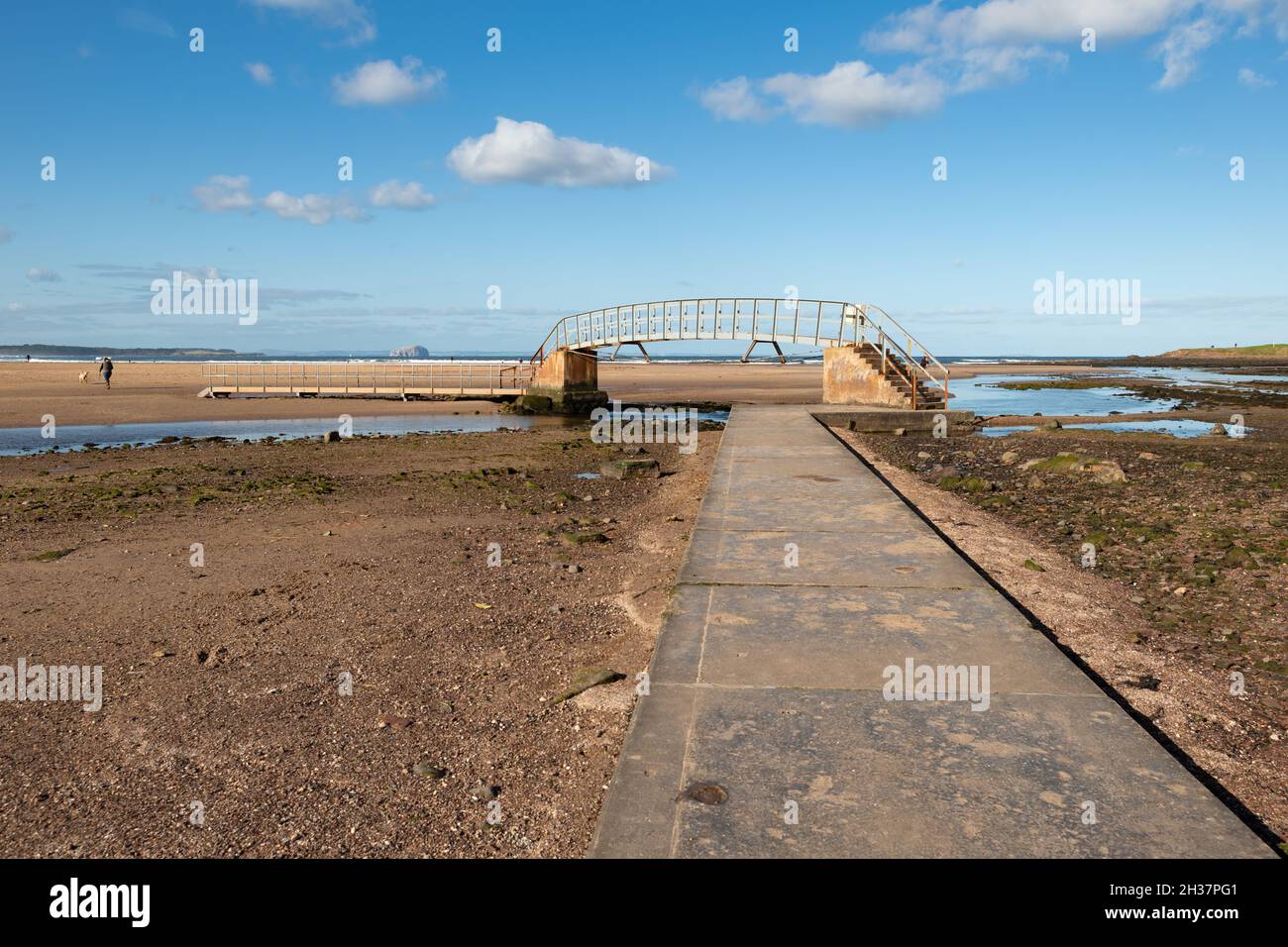Brücke nach Nirgendwo, Belhaven Bay, über Biel Wasser bei Ebbe - John Muir Country Park, Dunbar, Schottland, Großbritannien Stockfoto