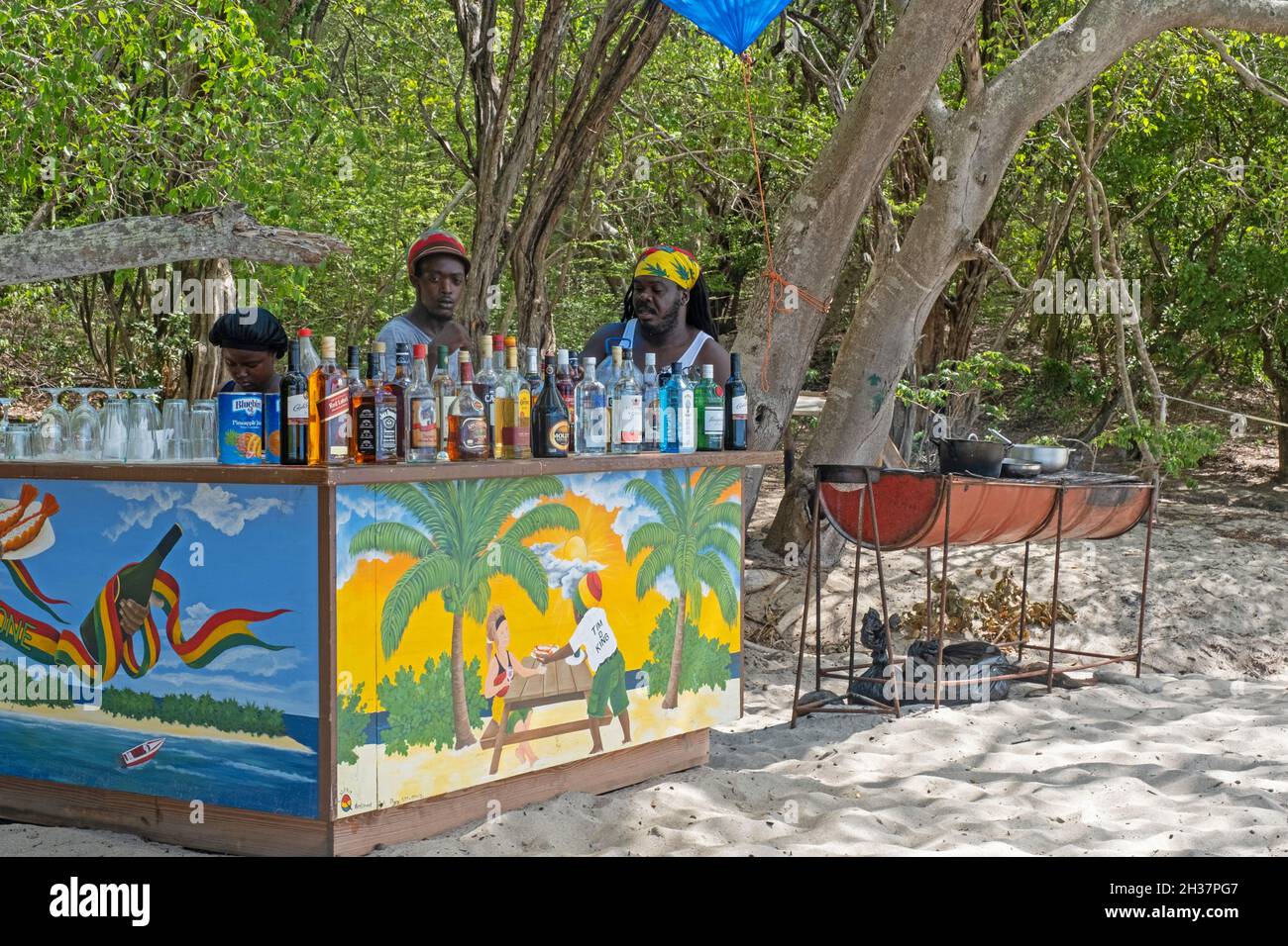 Strandbar mit alkoholischen Getränken und Cocktails im Anse La Roche auf Carriacou, der Insel der Grenadinen Inseln, Grenada in der Karibik Stockfoto