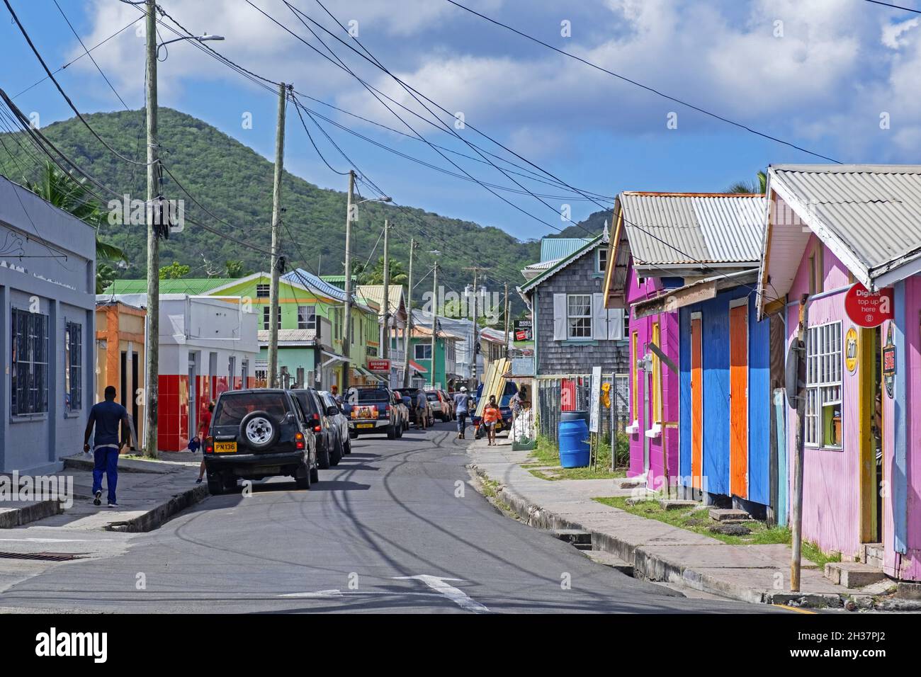 Bunte Häuser und Geschäfte in der Hauptstraße von Hillsborough, Hauptstadt von Carriacou, Insel der Grenadinen Inseln, Grenada in der Karibik Stockfoto