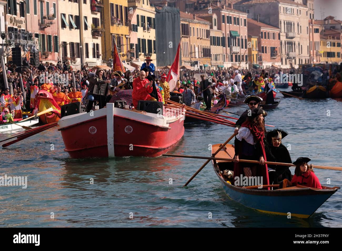 Venezianer rudern während der Maskenparade auf dem Cannaregio Kanal während des Karnevals in Venedig, Italien, 17. Februar 2019. Stockfoto