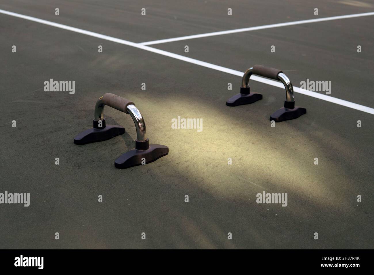 Nahaufnahme. Sportausrüstung auf dem grünen Feld. bali Stockfoto