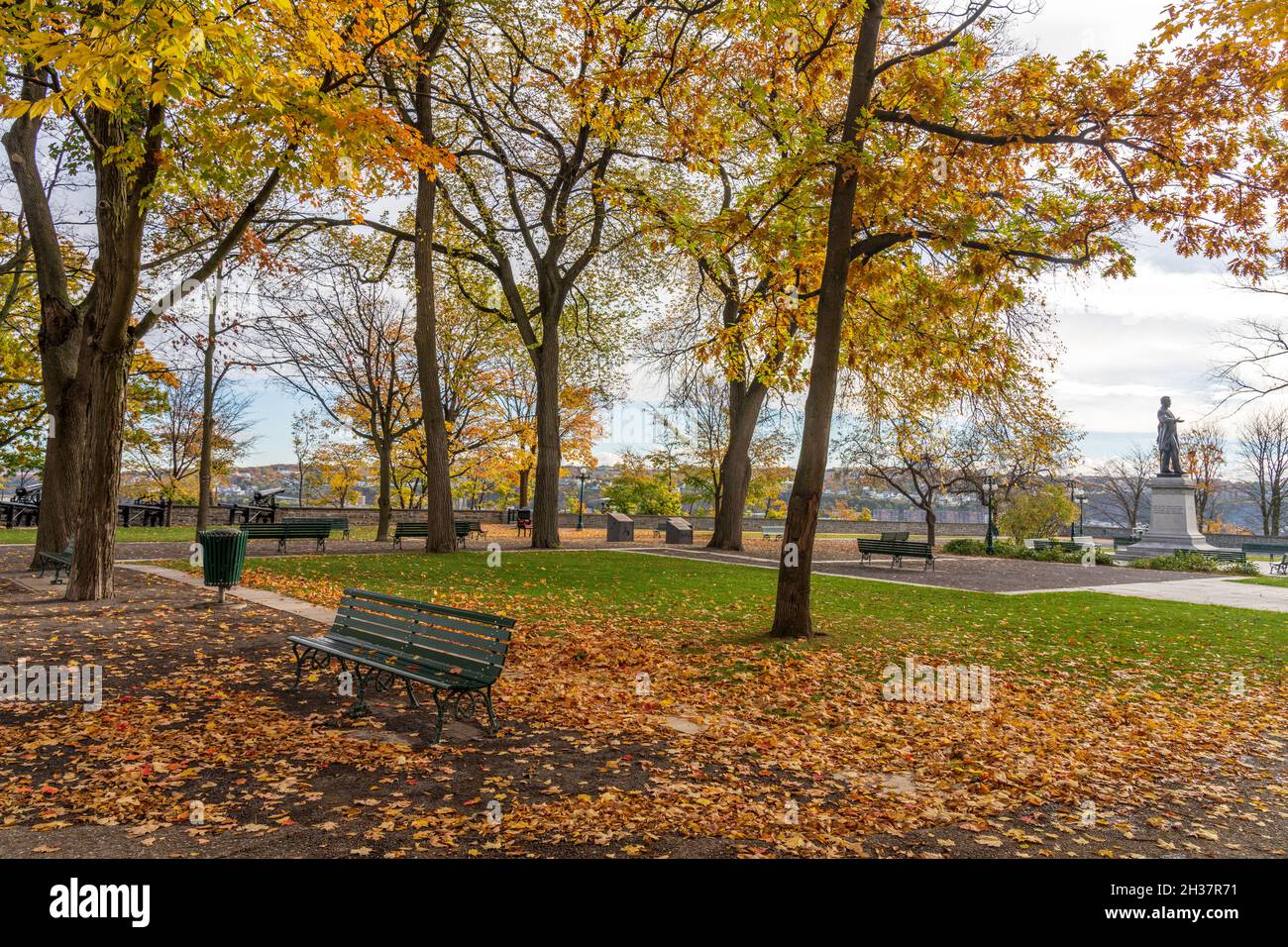 Quebec, Kanada - Oktober 20 2021 : Montmorency Park National Historic Site. Altstadt von Quebec City im Herbst. Stockfoto