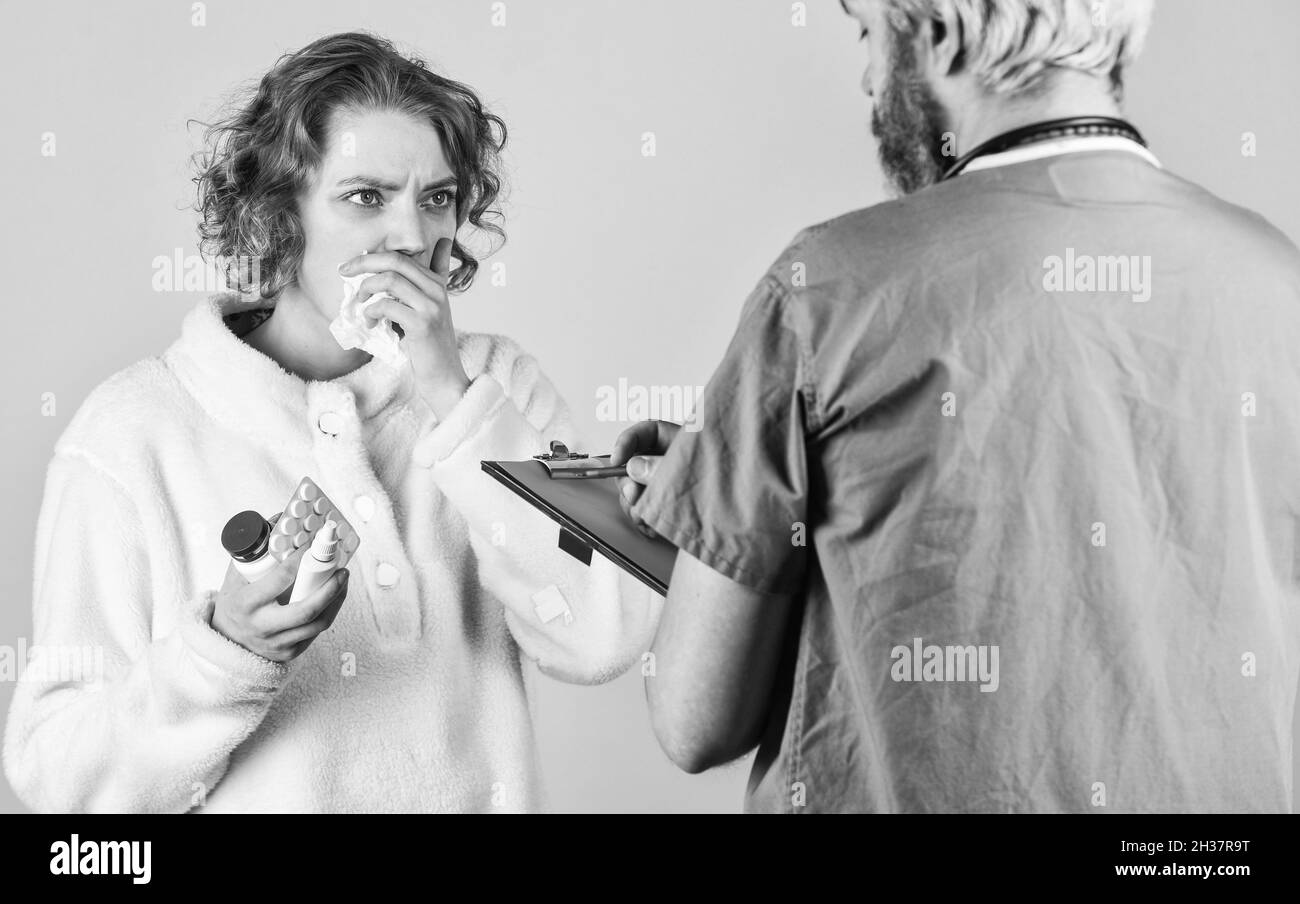 Sprechen Sie mit dem Patienten über Medikamente. Behandlungsmethode. Virusepidemien-Prävention. Coronavirus-Krankheit. Gesundheitswesen und Medizin. Arzt und Patient Stockfoto