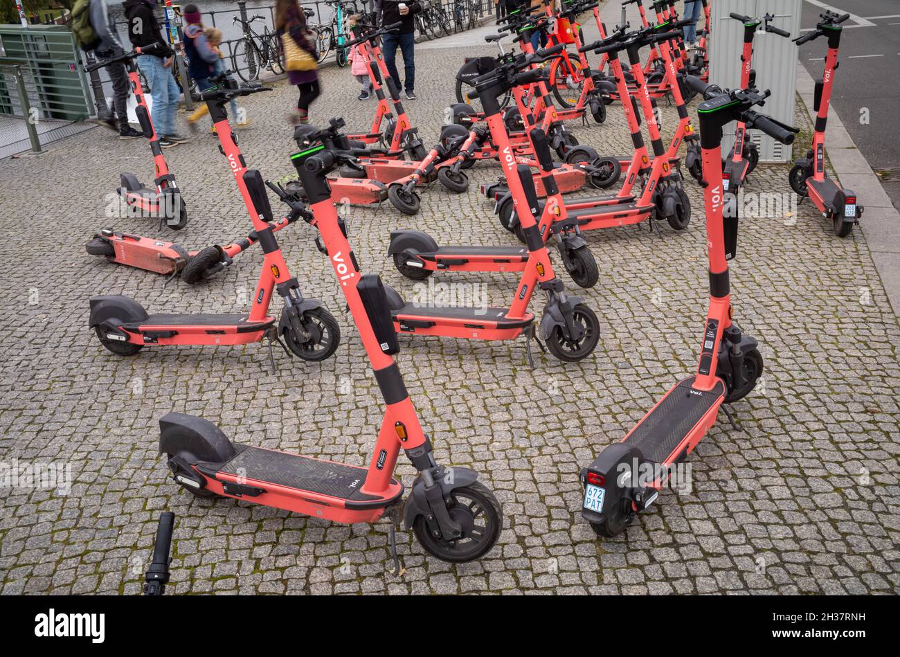 Berlin, Deutschland. Oktober 2021. Elektroroller der VOI-Sharing-Roller,  die Kreuz und quer auf dem Bürgersteig geparkt sind, blockieren den Weg der  Fußgänger im Regierungsbezirk. Kredit: Peter Kneffel/dpa/Alamy Live  Nachrichten Stockfotografie - Alamy