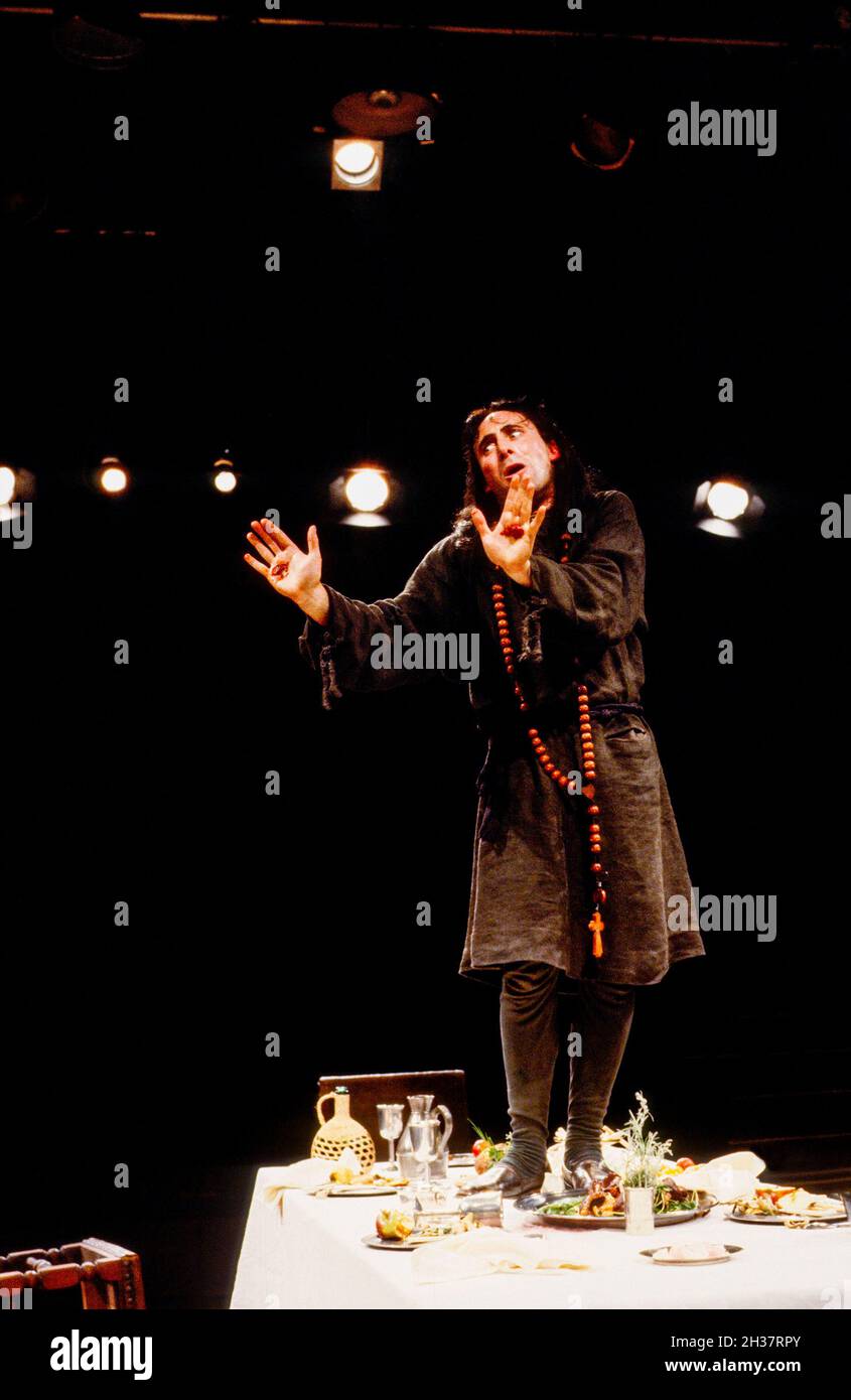 Antony Sher (Tartuffe) in TARTUFFE von Moliere an der Royal Shakespeare Company (RSC), The Pit, Barbican Theatre, London EC2 28/07/1983 Design: Alison Chitty Beleuchtung: Leo Leibovici Regie: Bill Alexander Stockfoto