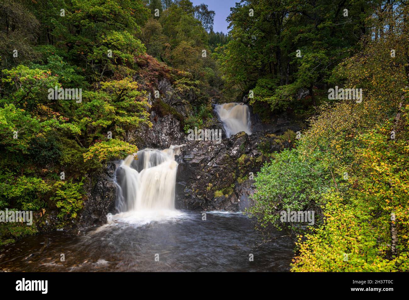 Eine herbstliche Aufnahme aus dem Jahr 3 des EAS Chai-aig Wasserfalls zwischen Loch Lochy und Loch Arkaig, Highlands, Schottland. 12. Oktober 2021 Stockfoto